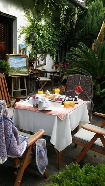 Fonagy Es Walter Vendeg- Es Borhaz Bed and Breakfast Vác Eksteriør billede